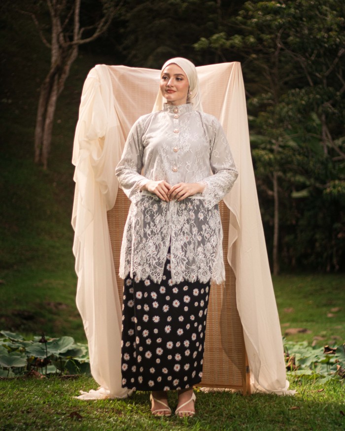 Champaka Lace Kurung (White Daisy)