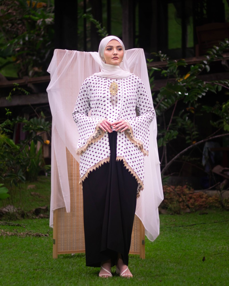 Chandramaya Kutubaru Kebaya (White/Black)