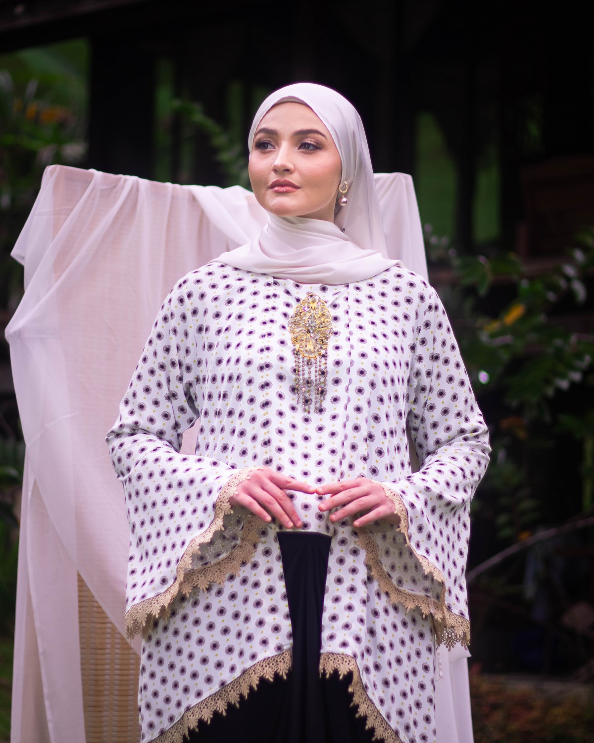 Chandramaya Kutubaru Kebaya (White/Black)