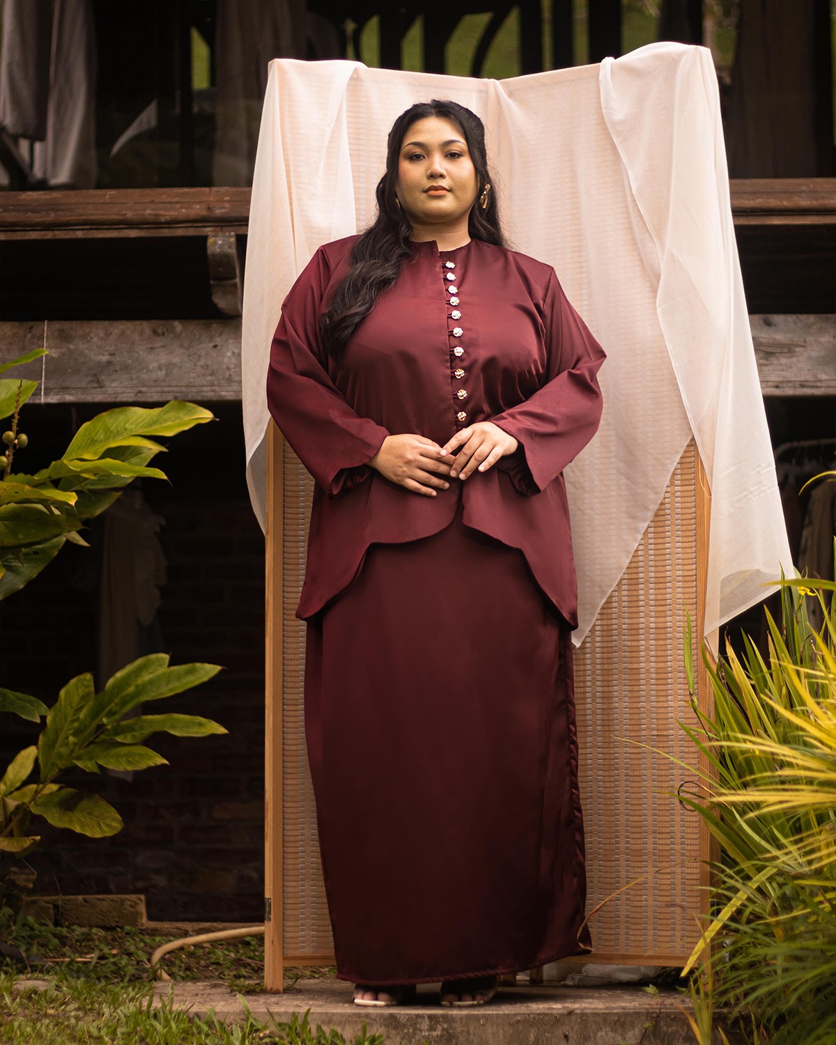 Niarina Scallop Modern Kurung (Maroon)