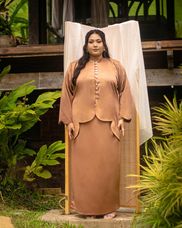 Niarina Scallop Modern Kurung (Rich Brown)